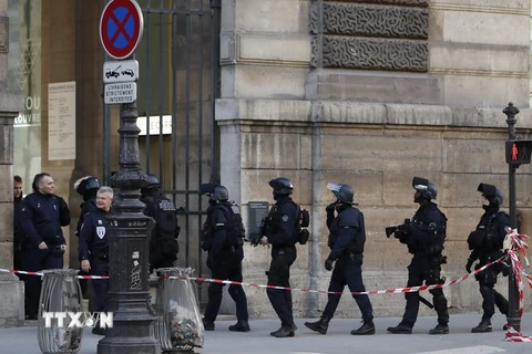 Cảnh sát Pháp phong tỏa hiện trường một vụ nổ súng. (Nguồn: EPA/TTXVN)