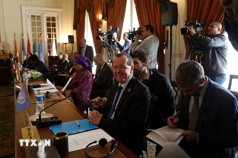 Đặc phái viên Liên hợp quốc về Libya Martin Kobler (giữa) và đại diện các nước láng giềng thảo luận các giải pháp cho cuộc xung đột Libya tại Hội nghị ở Cairo. (Nguồn: THX/TTXVN)