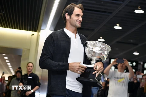 Tay vợt Roger Federer cùng chiếc cúp vô địch giải Australian Open 2017 ở Kloten, Thụy Sĩ ngày 29/1. (Nguồn: EPA/TTXVN)