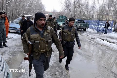 Nhân viên an ninh Afghanistan gác tại hiện trường sau vụ đánh bom ngày 7/2. (Nguồn: EPA/TTXVN)