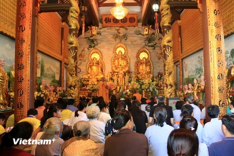 Quang cảnh lễ cầu an, một phần trong các hoạt động của Tết Nguyên tiêu tại chùa Phật tích Lào năm nay. (Ảnh: Phạm Kiên/Vietnam+)