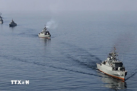 Tàu hải quân Iran tham gia cuộc diễn tập quân sự Valayat-90 tại eo biển Hormuz. (Nguồn: Sputnik/TTXVN)