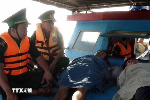 Lực lượng cứu nạn Đồn Biên phòng Cửa Đại, huyện Bình Đại, tỉnh Bến Tre đưa các thuyền viên bị nạn vào bờ. (Ảnh: Trần Thị Thu Hiền/TTXVN)