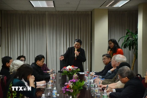 Phó Chủ tịch Quốc hội Tòng Thị Phóng nói chuyện với đại diện cộng đồng Việt Nam tại New York và một số bạn bè Mỹ. (Ảnh: Nguyễn Hữu Hoàng/TTXVN)