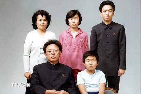 Kim Jong-nam (phải, trước) và cha là cố lãnh đạo Triều Tiên Kim Jong-il (trái trước) tháng 8/1981. (Nguồn: Yonhap/TTXVN)