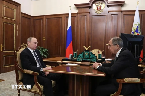 Tổng thống Nga Vladimir Putin (trái) và Ngoại trưởng Nga Sergei Lavrov (phải) trong cuộc gặp tại Moskva ngày 10/2. (Nguồn: AFP/TTXVN)
