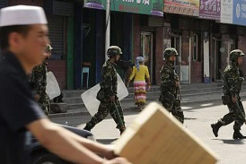 Lực lượng an ninh tuần hành ở Tân Cương. (Nguồn: secretchina.com)