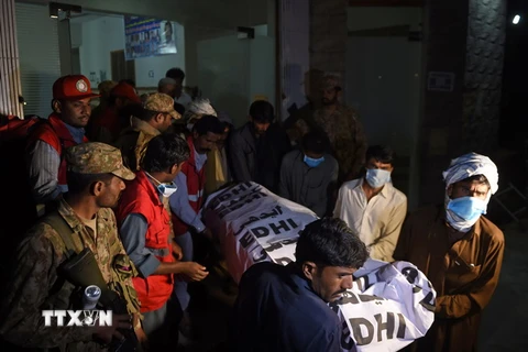 Chuyển thi thể nạn nhân trong vụ đánh bom tại thánh đường Lal Shahbaz Qalandar ra khỏi một bệnh viện ở thị trấn Sehwan, Pakistan ngày 17/2. (Nguồn: AFP/TTXVN)