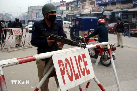 Nhân viên an ninh Pakistan được tăng cường tại Peshawar ngày 18/2. (Nguồn: THX/TTXVN)