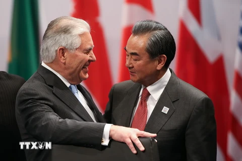Trong cuộc gặp với Ngoại trưởng Trung Quốc Vương Nghị (phải), người đồng cấp Mỹ Rex Tillerson đã bày tỏ quan ngại về mối đe dọa ngày càng tăng từ chương trình hạt nhân và tên lửa của Triều Tiên. (Nguồn: AFP/TTXVN)​ ​