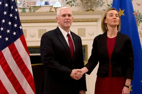 Phó Tổng thống Mỹ Mike Pence và Đại diện cấp cao phụ trách chính sách an ninh và đối ngoại của EU, bà Federica Mogherini. (Nguồn: Reuters)