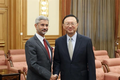 Ủy viên Quốc vụ Trung Quốc Dương Khiết Trì (phải) và Bí thư đối ngoại Ấn Độ Subramanyam Jaishankar. (Nguồn: Xinhua) 