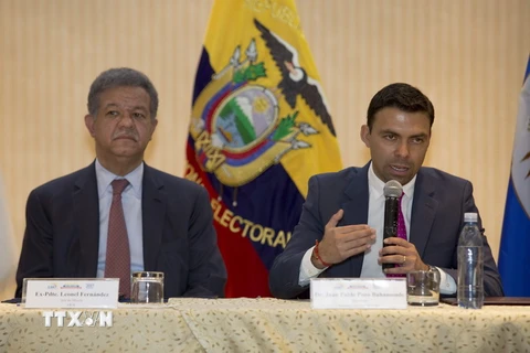 Chủ tịch Ủy ban bầu cử quốc gia Ecuador Juan Pablo Pozo (phải) và người đứng đầu Ủy ban bầu cử của Tổ chức các nước châu Mỹ Leonel Fernandez (trái) ký thỏa thuận về việc giám sát cuộc bầu cử ở Quito, Ecuador ngày 16/1. (Nguồn: EPA/TTXVN)