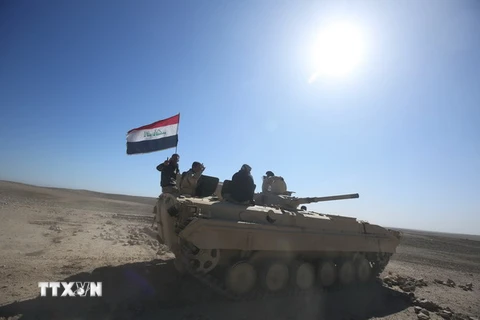 Các lực lượng Iraq tiến đến gần làng Husseinyah (nam Mosul) trong chiến dịch giành lại khu vực phía Tây thành phố này ngày 20/2. (Nguồn: AFP/TTXVN)