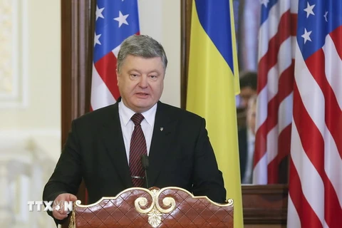 Tổng thống Ukraine Petro Poroshenko tại cuộc họp báo ở Kiev ngày 16/1. (Nguồn: EPA/TTXVN)