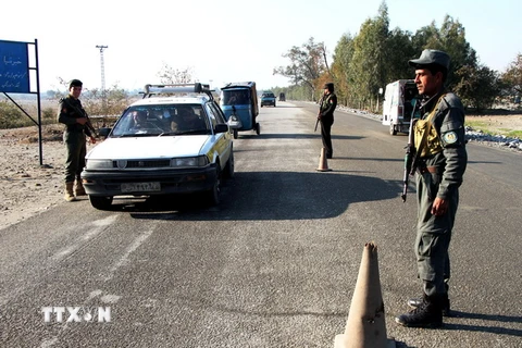 Cảnh sát Afghanistan gác tại chốt kiểm tra ở tỉnh Nangarhar ngày 16/1. (Nguồn: THX/TTXVN)