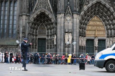 Cảnh sát Đức phong tỏa quảng trường nằm giữa Nhà thờ lớn và ga đường sắt chính ở Cologne ngày 26/2. (Nguồn: THX/TTXVN)