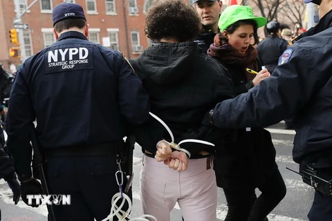 Cảnh sát bắt giữ người biểu tình phản đối chính sách nhập cư của Tổng thống Mỹ Donal Trump trong cuộc tình tại New York ngày 11/2. (Nguồn: AFP/TTXVN)