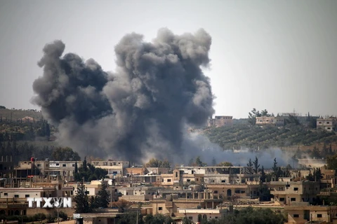 Khói bốc lên sau một đợt không kích ở Syria. (Nguồn: AFP/TTXVN)