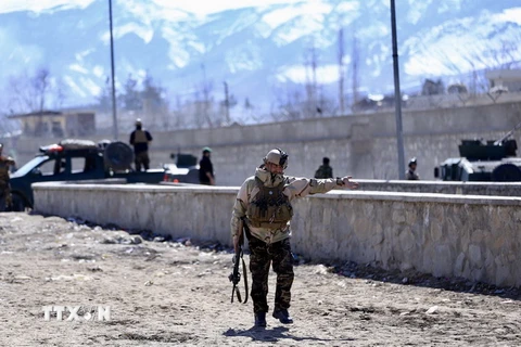Hiện trường vụ đánh bom ở phía Tây Kabul. (Nguồn: EPA/TTXVN)