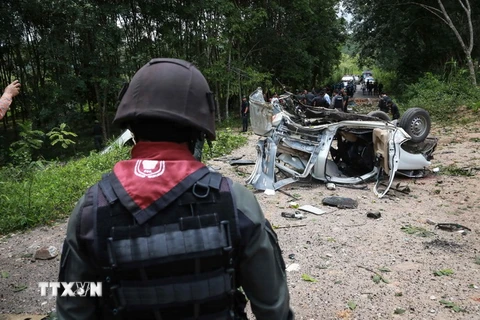 Cảnh sát và binh sỹ Thái Lan điều tra tại hiện trường vụ tấn công ở miền Nam. (Nguồn: AFP/TTXVN)