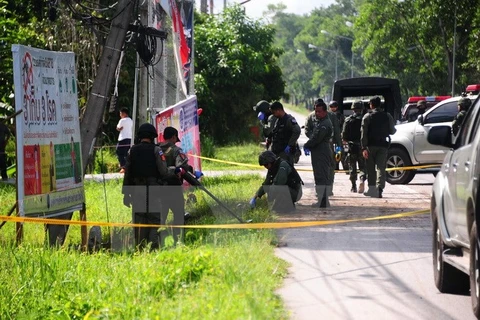 Binh sỹ Thái Lan điều tra tại hiện trường một vụ tấn công. (Nguồn: AFP/TTXVN)