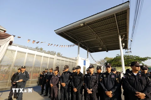 Cảnh sát Thái Lan chuẩn bị khám xét ngôi đền Wat Phra Dhammakaya ở tỉnh Pathum Thani ngày 16/2. (Nguồn: EPA/TTXVN)