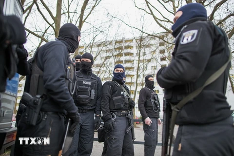 Cảnh sát phong tỏa bên ngoài một tòa nhà ở Berlin. (Nguồn: EPA/TTXVN)