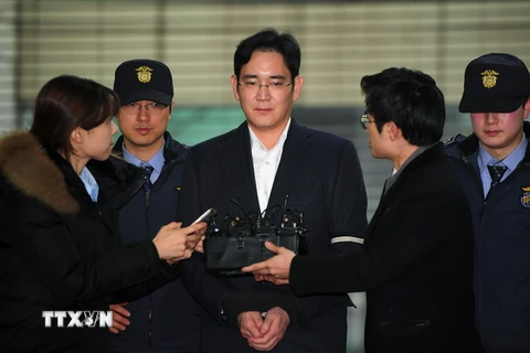 Phó Chủ tịch Tập đoàn Samsung Lee Jae-Yong (giữa) tới văn phòng công tố ở Seoul ngày 18/2. (Nguồn: AFP/TTXVN)