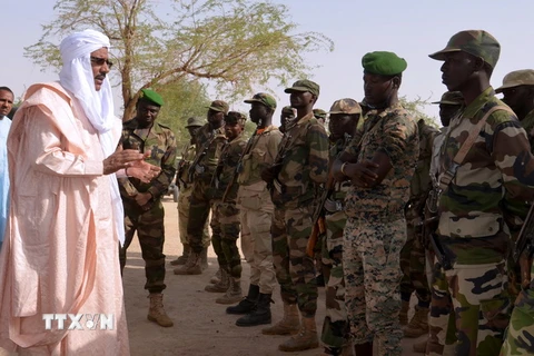 Bộ trưởng Nội vụ Niger Mohamed Bazoum gặp gỡ các binh sỹ trong chuyến thị sát tỉnh Tahoua ngày 21/10/2016. (Nguồn: AFP/TTXVN)