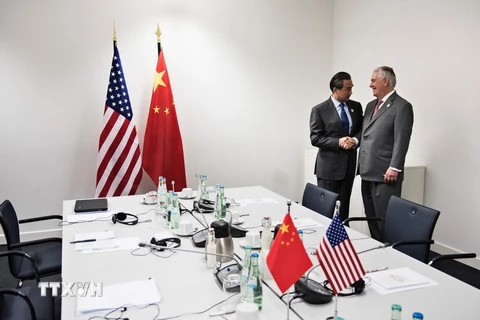 Ngoại trưởng Mỹ Rex Tillerson (phải), Ngoại trưởng Trung Quốc Vương Nghị (trái) tại cuộc gặp bên lề Hội nghi G20 tại Bonn, Đức, ngày 16/2. (Nguồn: AFP/TTXVN)