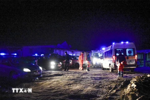 Lính cứu hỏa và lực lượng cứu hộ được điều động tới hiện trường vụ cháy tại khu trại tị nạn ở Rignano Garganico, ngày 3/3. (Nguồn: EPA/TTXVN)