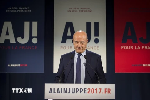 Ông Alain Juppe phát biểu tại thủ đô Paris sau khi kết quả cuộc bỏ phiếu sơ bộ vòng hai của phe cánh hữu được công bố ngày 27/1/2016. (Nguồn: EPA/TTXVN)