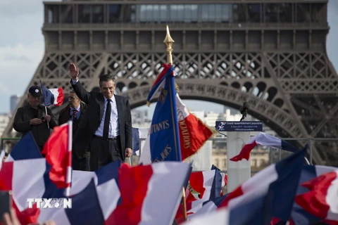 Ứng cử viên Tổng thống François Fillon phát biểu trong cuộc tuần hành ở Paris. (Nguồn: EPA/TTXVN)