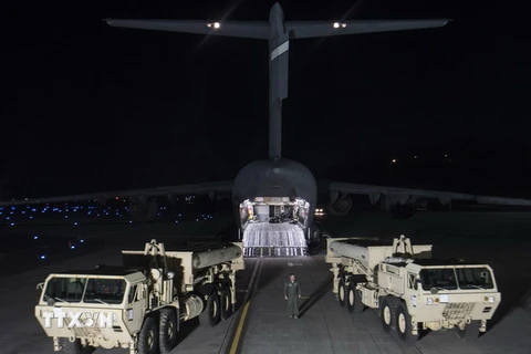 Hệ thống phòng thủ tên lửa của Mỹ được chuyển đến căn cứ không quân Osan ở Seoul ngày 6/3. (Nguồn: EPA/TTXVN)