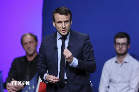Ứng cử viên Tổng thống Emmanuel Macron (giữa) trong chiến dịch tranh cử ở Angers, Pháp ngày 28/2. (Nguồn: EPA/TTXVN)