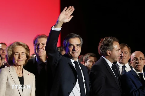Ứng cử viên Francois Fillon (giữa) trong chiến dịch vận động tranh cử ở Nimes, miền Nam nước Pháp ngày 2/3. (Nguồn: EPA/TTXVN)