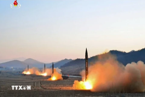 Bốn tên lửa đạn đạo của Triều Tiên được phóng thử trong cuộc diễn tập quân sự của các đơn vị pháo binh Hwasong. (Nguồn: Yonhap/TTXVN)