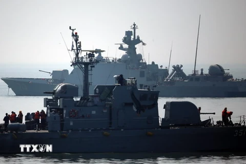 Tàu chiến Hàn Quốc tuần tra khu vực gần biên giới trên biển phía Tây ngày 1/4/2014. (Nguồn: AFP/TTXVN)