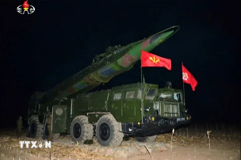Vận chuyển các tên lửa đạn đạo của Triều Tiên trong cuộc diễn tập quân sự của đơn vị pháo binh Hwasong. (Nguồn: Yonhap/TTXVN)