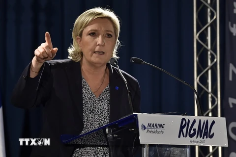 Ứng viên tranh cử Tổng thống Pháp Marine Le Pen trong chiến dịch vận động tranh cử ở Rignac, miền Nam Pháp ngày 4/3. (Nguồn: AFP/TTXVN)