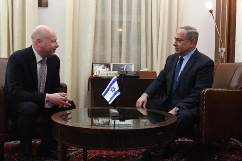 Thủ tướng Israel Benjamin Netanyahu (phải) và Đặc phái viên của Tổng thống Mỹ Donald Trump về đàm phán các vấn đề quốc tế Jason Greenblatt. (Nguồn: timesofisrael.com) 