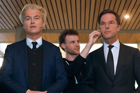 Thủ tướng Hà Lan Mark Rutte và đối thủ Geert Wilders and chuẩn bị cho cuộc tranh luận trên truyền hình. (Nguồn: AP) 