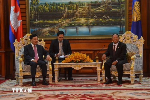 Phó Thủ tướng, Bộ trưởng Bộ Ngoại giao Phạm Bình Minh đến chào Chủ tịch Quốc hội Campuchia Samdech Heng Samrin. (Nguồn: TTXVN)