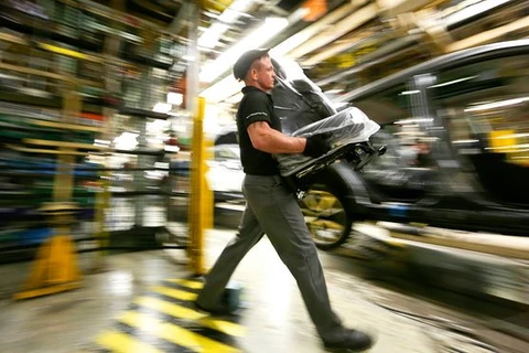 Công nhân làm việc trong nhà máy sản xuất ôtô. (Nguồn: Getty Images)