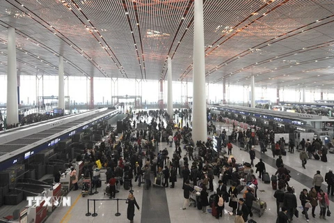 Hành khách đợi các chuyến bay tại sân bay Bắc Kinh. (Nguồn: AFP/TTXVN)