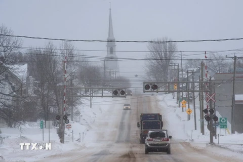Tuyết phủ dày hai bên đường ở khu vực gần thị trấn biên giới Pelletier, Quebec (Canada) ngày 2/3. (Nguồn: AFP/TTXVN)