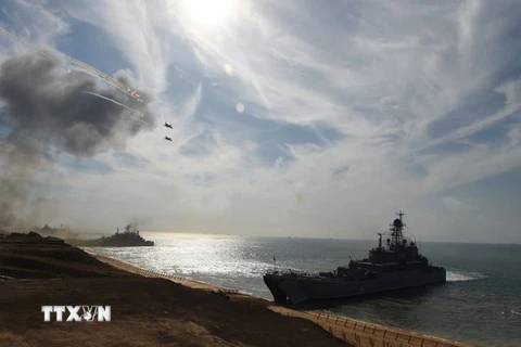 Tàu hải quân và máy bay quân sự của Nga tham gia cuộc tập trận tại khu vực Biển Đen ngày 9/9/2016. (Nguồn: AFP/TTXVN)