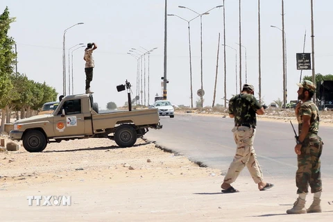 Lực lượng trung thành với Chính phủ Hòa hợp Dân tộc (GNA) tại một chốt kiểm soát ở thành phố Sirte, phía Đông thủ đô Tripoli ngày 22/8/2016. (Nguồn: AFP/TTXVN)
