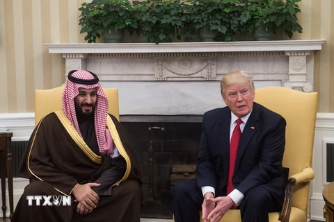 Tổng thống Mỹ Donald Trump (ảnh, phải) đã có cuộc gặp với Phó Hoàng Thái tử kiêm Bộ trưởng Quốc phòng Saudi Arabia Mohammed bin Salman (ảnh, trái) tại Nhà Trắng. (Nguồn: AFP/TTXN)